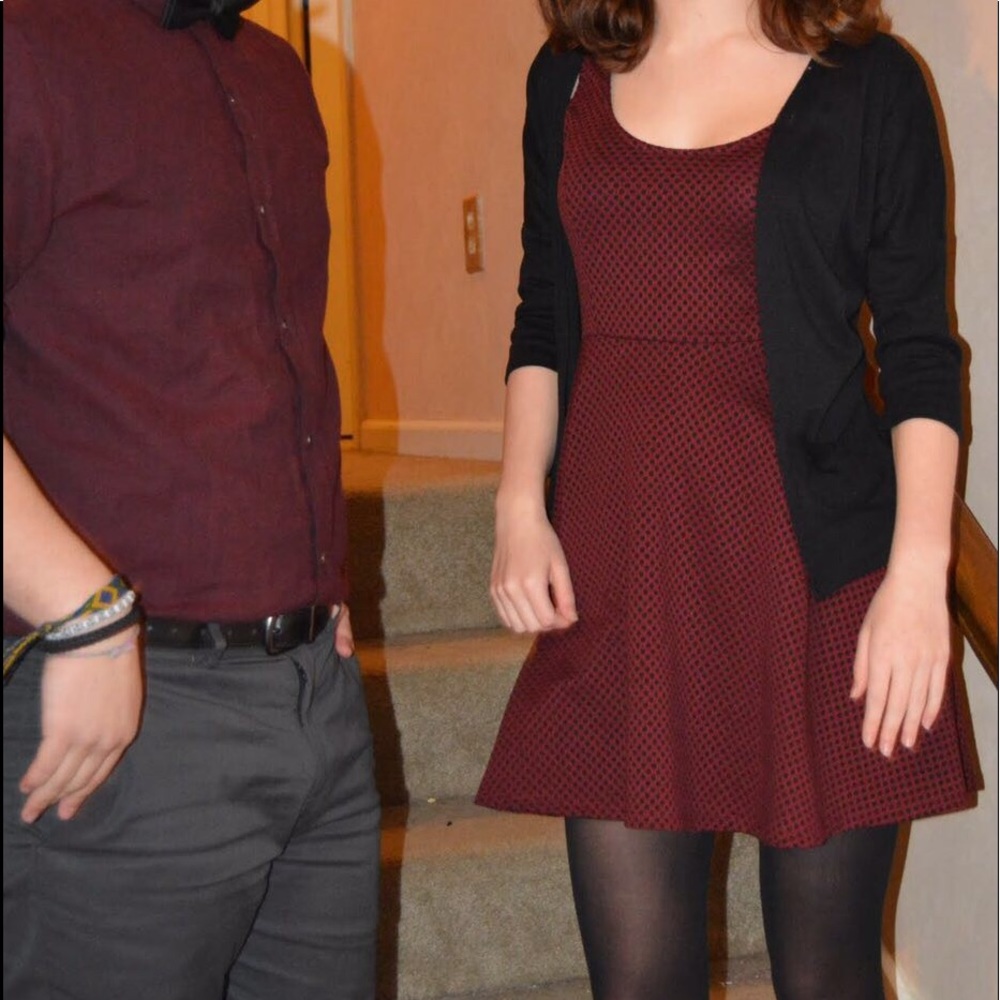 Short burgundy dress with black dots